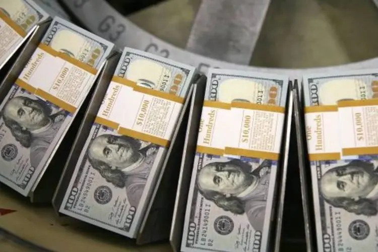 
	Notas de d&oacute;lar : &agrave;s 9h15, o d&oacute;lar tinha varia&ccedil;&atilde;o negativa de 0,06 por cento, a 2,3370 reais na venda
 (Getty Images)