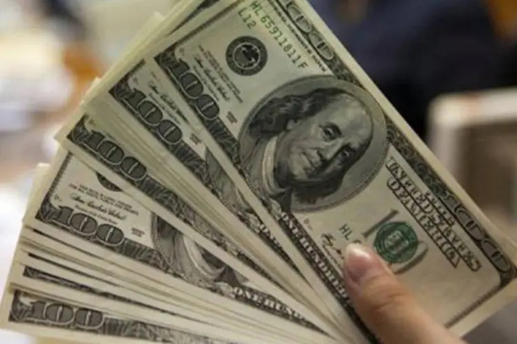 Dólar: alta da moeda provoca queda nos gastos de brasileiros no exterior (Oscar Siagian/AFP)