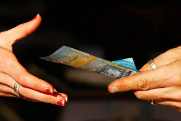 Dinheiro: os juros básicos da economia foram de 2,00% para 1,75% (Brendon Thorne/Bloomberg)