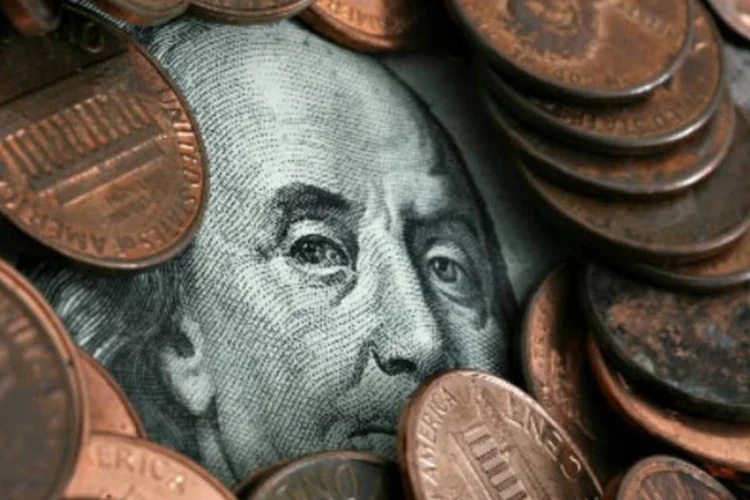 
	D&oacute;lar: mercado continua atento aos reflexos da desvaloriza&ccedil;&atilde;o do real sobre os pre&ccedil;os, e no Focus os economistas baixaram pela segunda vez a expectativa para o d&oacute;lar no final deste ano, a R$2,33
 (Stephen Hilger/Bloomberg News)