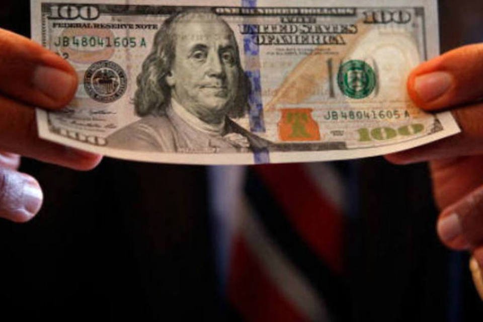 Dólar fica praticamente estável ante real