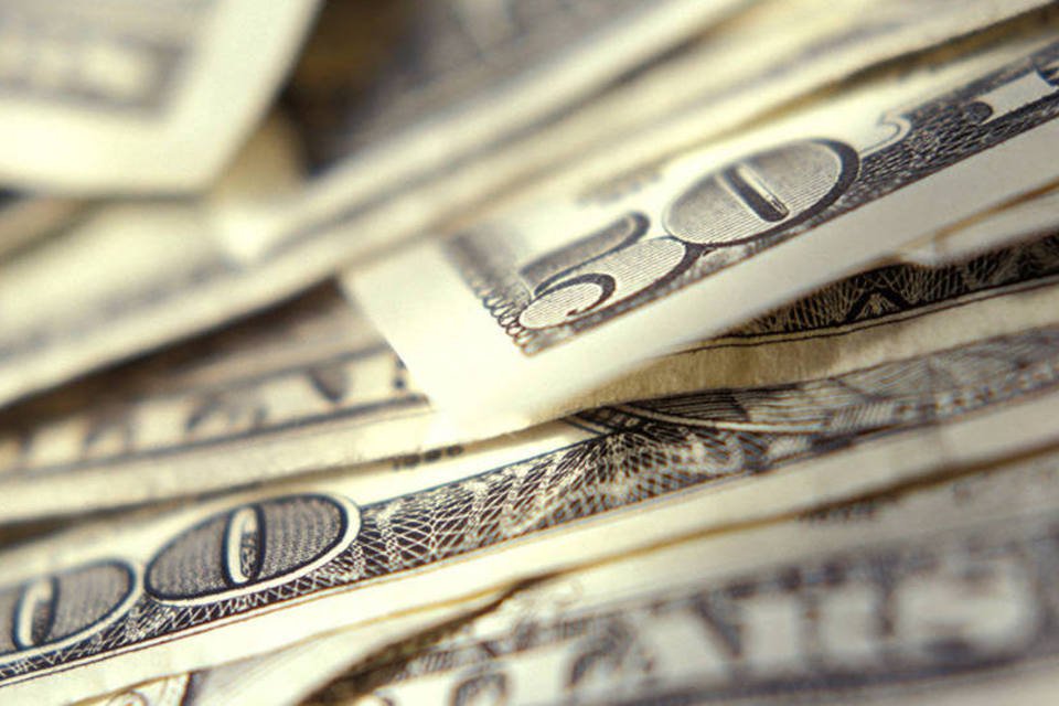 Dólar sobe a R$ 2,872 no balcão com o foco no exterior