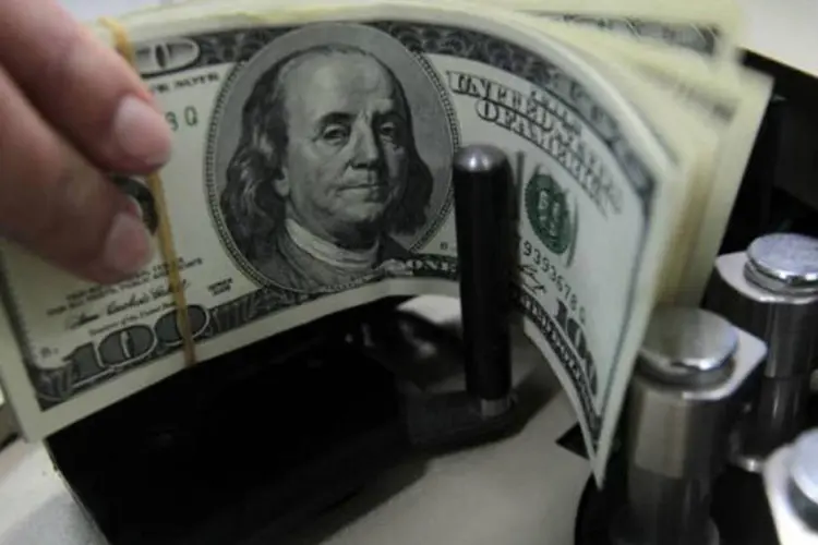 
	&Agrave;s 9h18, o d&oacute;lar &agrave; vista no balc&atilde;o ca&iacute;a 0,26%, a R$ 1,9450. O d&oacute;lar futuro para abril ca&iacute;a 0,08%, a R$ 1,9505
 (REUTERS/Sukree Sukplang)