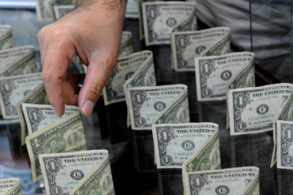 Dólar cai mais de 1% ante real com ação de estrangeiros