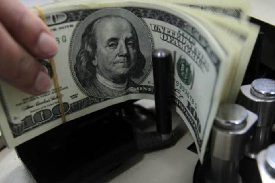 Dólar tem leva alta ante real, mas fecha mês em queda