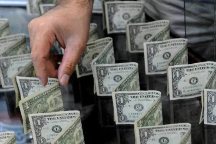 
	D&oacute;lar: &agrave;s 12h,moeda subia 0,39%, a R$2,3577 na venda; na abertura, a moeda chegou a cair cerca de 0,5%, chegando a R$2,3345 na m&iacute;nima.
 (Ali Mohammadi/Bloomberg)