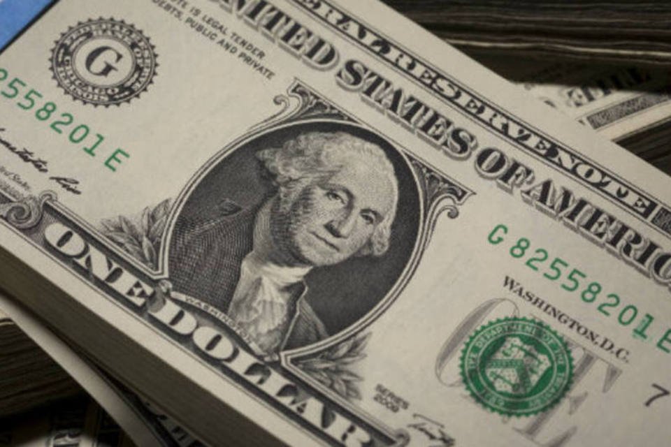 Dólar cai 0,4% ante o real em dia de forte atuação do BC