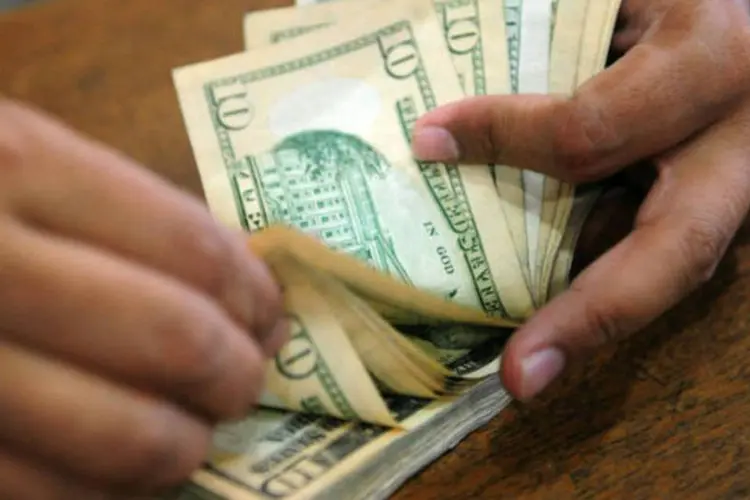 Pessoa conta dólares (©afp.com / Asif Hassan)