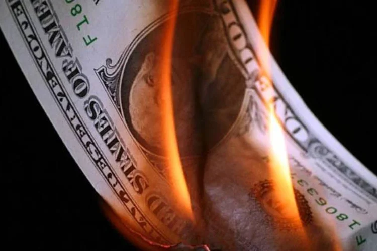 
	D&oacute;lar queimando: BC atua para reduzir sua exposi&ccedil;&atilde;o em swap
 (Getty Images)