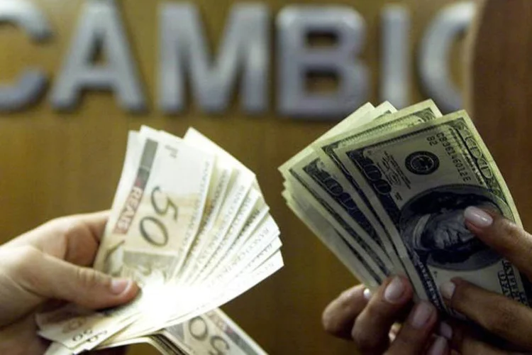 
	C&acirc;mbio: &quot;O mercado est&aacute; um pouco mais sossegado depois da mudan&ccedil;a de patamar dos &uacute;ltimos dias&quot;, disse o operador da corretora Spinelli
 (Bruno Domingos/ Reuters)