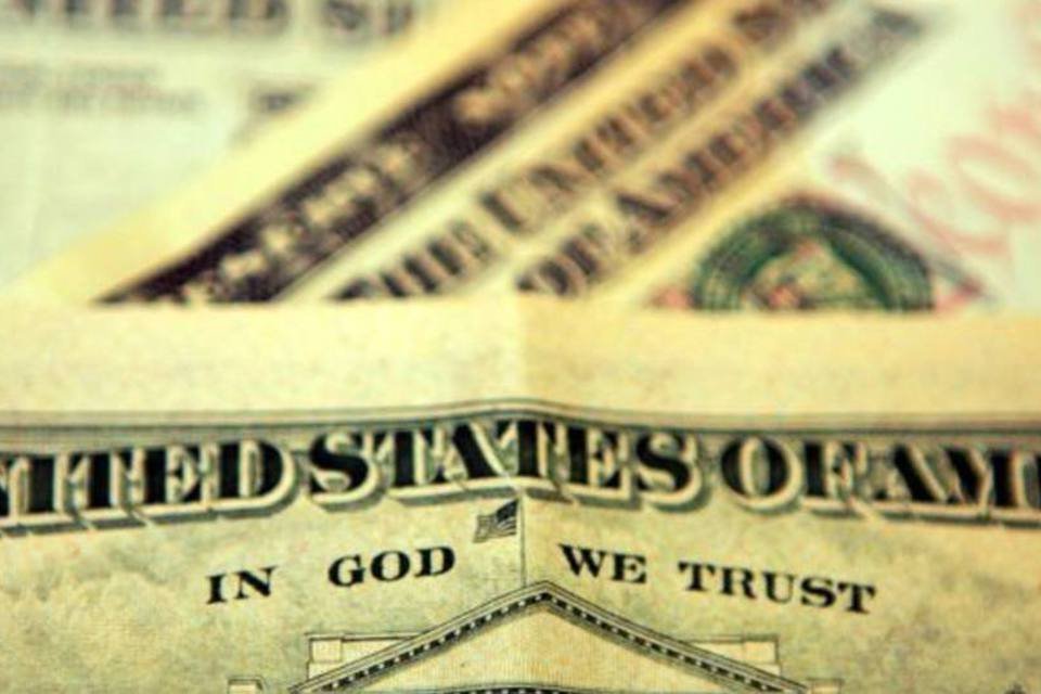 Dólar cai a R$1,54 e BC responde com compra a termo