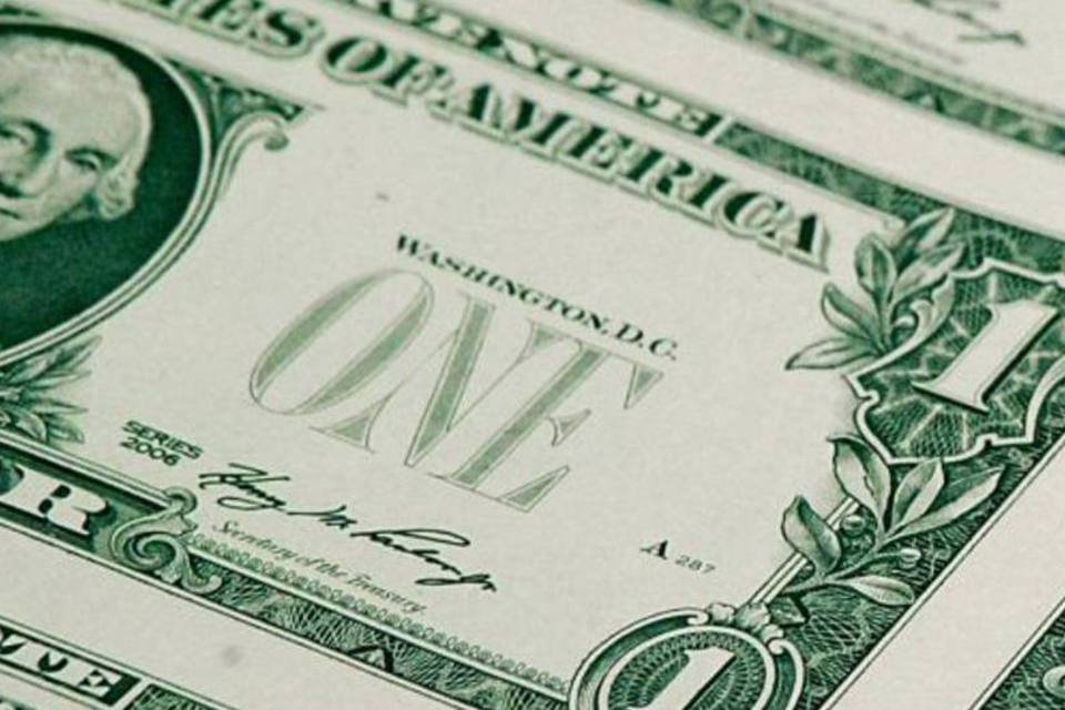 Dólar tem 4ª queda seguida em dia de feriado nos EUA