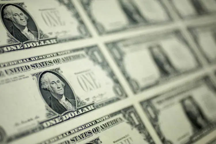 
	D&oacute;lares: moeda norte-americana atingiu 3,6842 reais na m&iacute;nima da sess&atilde;o e 3,7515 reais na m&aacute;xima
 (Andrew Harrer/Bloomberg)