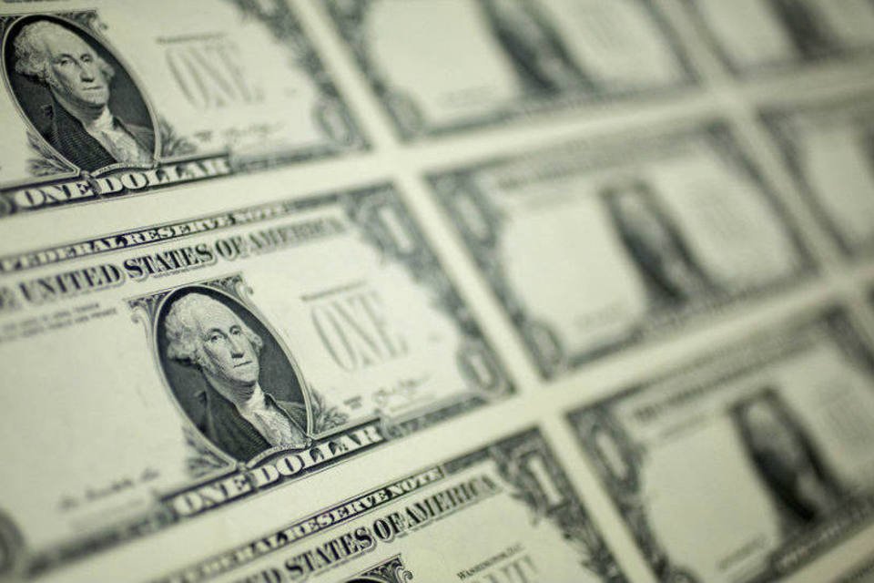 Dólar sobe 0,68% com queda do petróleo