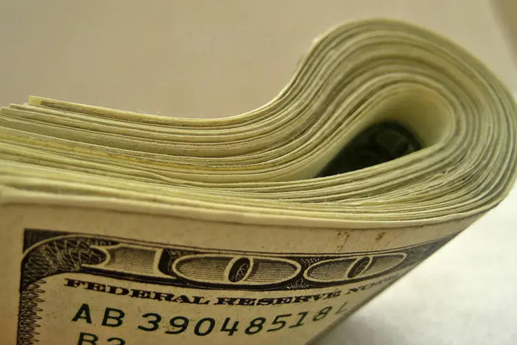 
	D&oacute;lares: a moeda americana subiu 2,77%, a R$ 3,2490 na venda
 (Flickr/Creative Commons/401kcalculator.org)