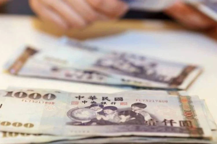 
	D&oacute;lar taiwan&ecirc;s: o BC de Taiwan reduziu sua principal taxa de juros, a de desconto, de 1,875% para 1,75%
 (Bloomberg)