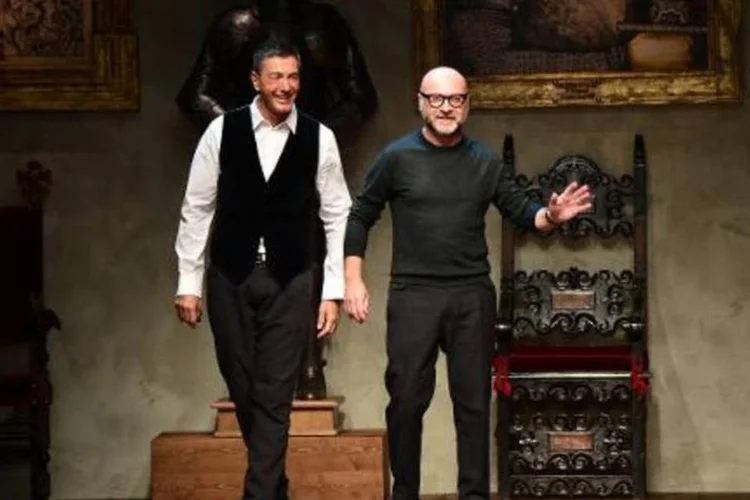 
	Os estilistas italianos Dolce e Gabbana: Domenico Dolce, de 55 anos, e Stefano Gabbana, de 51, foram condenados por imprecis&otilde;es em suas declara&ccedil;&otilde;es de impostos
 (Giuseppe Cacace/AFP)