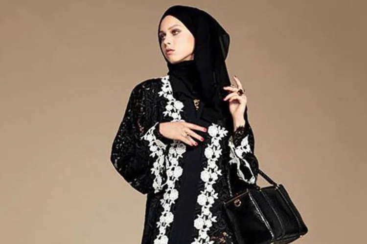 
	Hijab: &quot;Abaya Collection&quot; consiste em conjuntos de v&eacute;u e t&uacute;nica que contam com pedras, bordados, encaixes e impressos geom&eacute;tricos
 (Dolce&Gabbana / Divulgação)