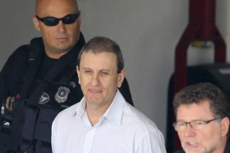 
	O doleiro Alberto Youssef &eacute; escoltado por policiais federais
 (Rodolfo Buhrer/Reuters)