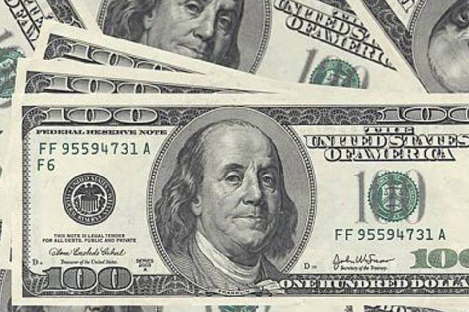 Dólar cai para R$3,13 com exterior e política local