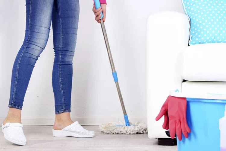 
	Mulher limpando a casa: at&eacute; as 14h de hoje (2), 44.835 empregadores haviam preenchido o cadastro, o que representa cerca de 40 inscri&ccedil;&otilde;es por minuto
 (serezniy/Thinkstock)