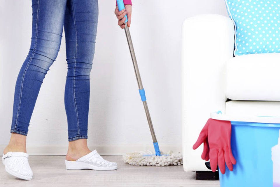 Trabalhadores domésticos podem ficar fora da reforma trabalhista