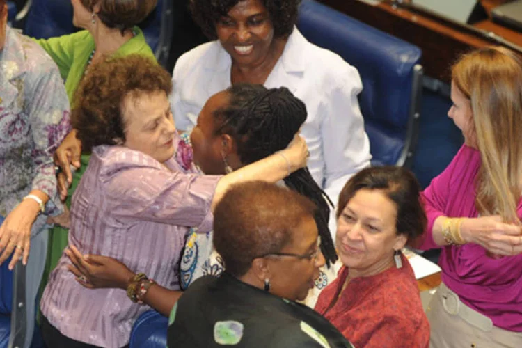 
	Dom&eacute;sticas comemoram aprova&ccedil;&atilde;o da PEC no Senado: regulamenta&ccedil;&atilde;o foi aprovada mais de 100 dias depois da emenda que ampliou os direitos do trabalhador da classe
 (José Cruz/ABr)