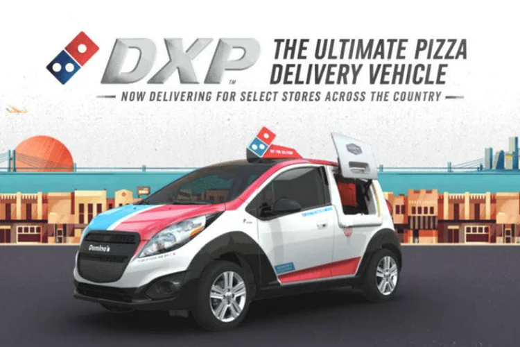 Carro da Domino's: entrega de pizza quente em diversas cidades (Reprodução)