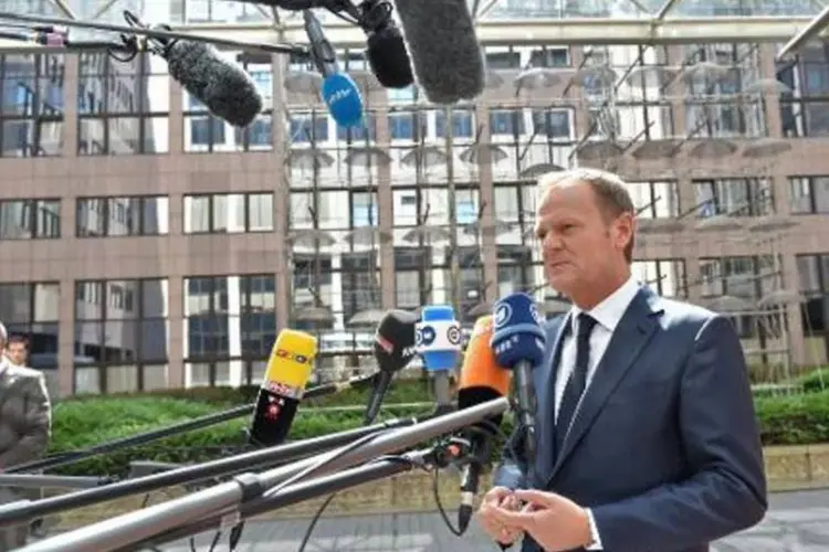 Presidente do Conselho Europeu, Donald Tusk, se dirige aos meios de comunicação ao chegar à sede do organismo para reunião extraordinária (Philippe Huguen/AFP)