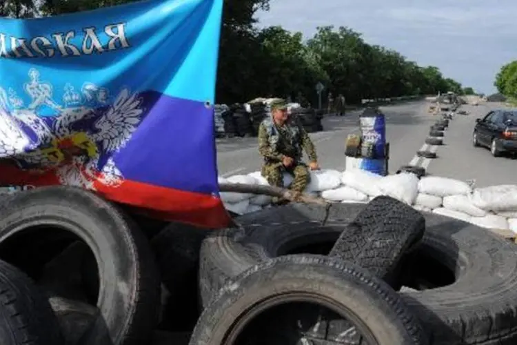 
	Separatistas pr&oacute;-R&uacute;ssia em ponto de controle na estrada entre Luugansk e Donetsk, no leste da Ucr&acirc;nia
 (Dominique Faget/AFP)