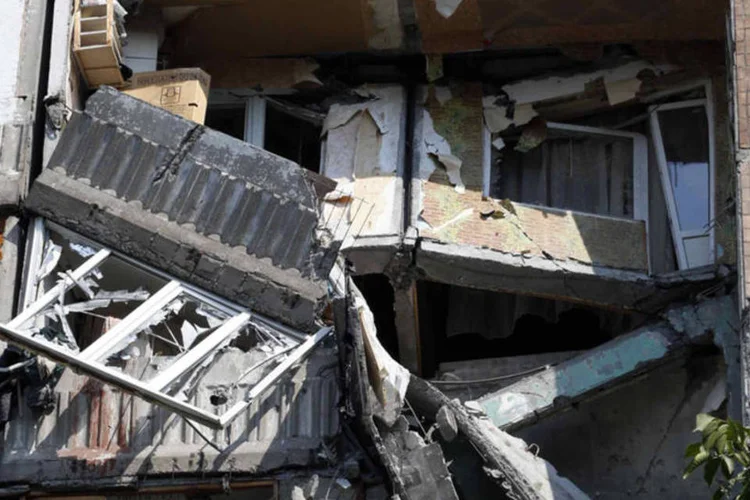 Prédio danificado em Donetsk: houve ao menos mais duas explosões perto do centro da cidade após som de assobio da chegada de bombas (Sergei Karpukhin/Reuters)