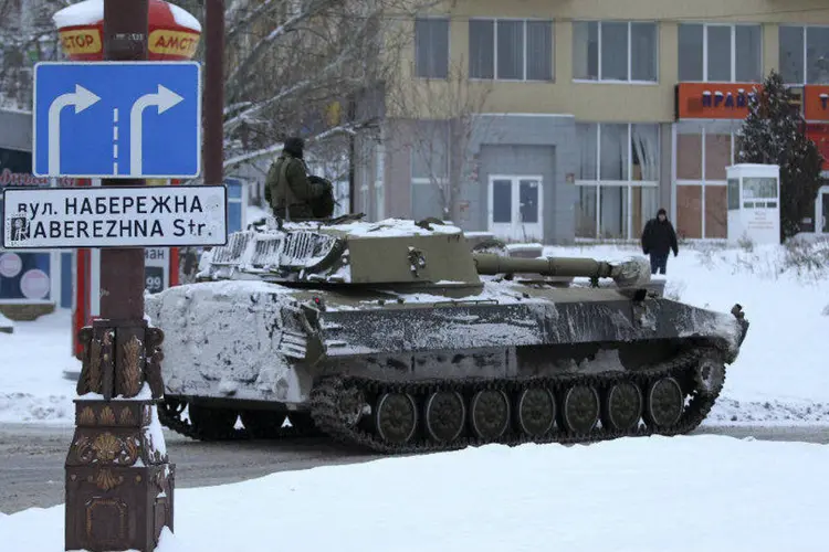 Veículo militar é visto em rua da região de Donetsk, no leste da Ucrânia (Antonio Bronic/Reuters)