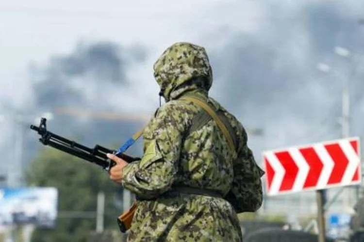 
	Fuma&ccedil;a &eacute; vista em Donetsk a partir de um posto de controle de separatistas
 (John Macdougall/AFP)