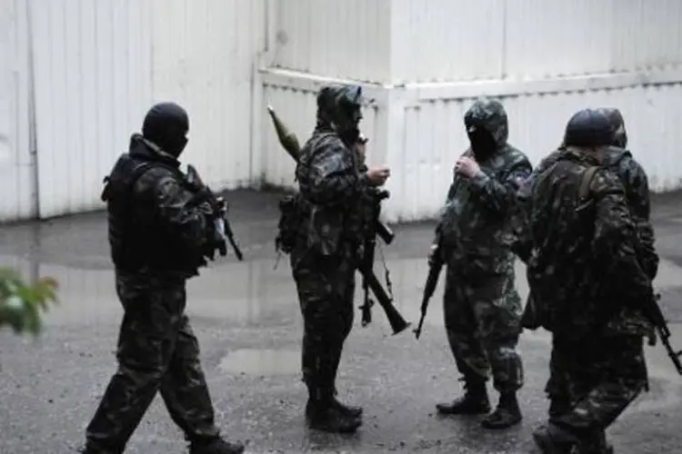 
	Militantes em Donetsk, Ucr&acirc;nia: os confrontos prosseguiam ali neste s&aacute;bado, com fortes explos&otilde;es em um sub&uacute;rbio da cidade
 (Alexander Khudoteply/AFP)