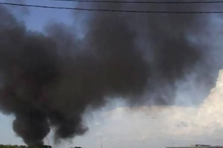 
	Fuma&ccedil;a sai do aeroporto de Donetsk: combates&nbsp;deixaram pelo menos 40 mortos
 (Olexandr Stashevskiy/AFP)