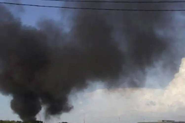 
	Fuma&ccedil;a sai do aeroporto de Donetsk durante batalha entre ex&eacute;rcito e pr&oacute;-russos
 (Olexandr Stashevskiy/AFP)