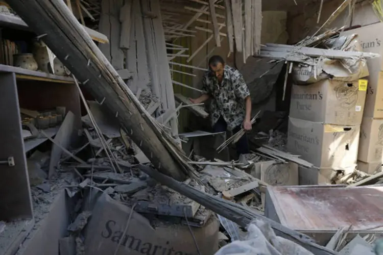 
	Casa destru&iacute;da em Donetsk: um civil morreu e outros tr&ecirc;s ficaram feridos
 (Sergei Karpukhin/Reuters)