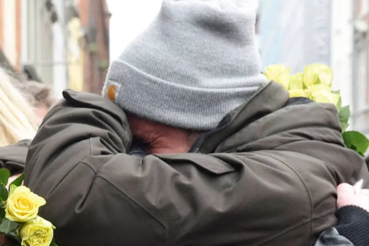 Pessoas chorando e se abraçando: atentado terrorista chocou dinamarqueses (Reuters)