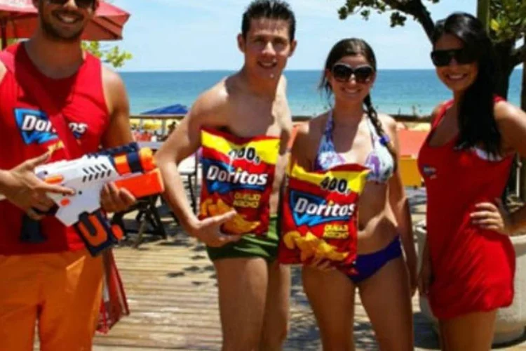 Em Maresias, litoral norte de São Paulo, turistas participam de atividades realizadas pela empresa (Divulgação)