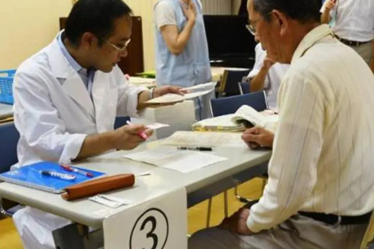 Morador recebe dose de iodo: esta é primeira precaução após o acidente em Fukushima (Jiji Press/AFP)