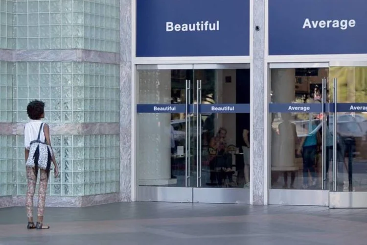Ação da Dove: mulheres escolhiam passar pela porta com a qual mais se identificavam naquele momento (Reprodução)