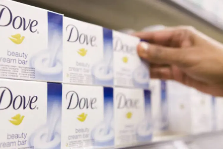 
	Sabonetes da Dove, da Unilever: empresa alertou que a procura dos consumidores permaneceu fraca
 (Chris Ratcliffe/Bloomberg)