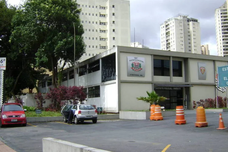 
	Delegacia de S&atilde;o Paulo: por causa da greve dos agentes penitenci&aacute;rios, as transfer&ecirc;ncias de detentos foram suspensas, o que provocou a superlota&ccedil;&atilde;o desses distritos policiais
 (FrancisW/Wikimedia Commons)