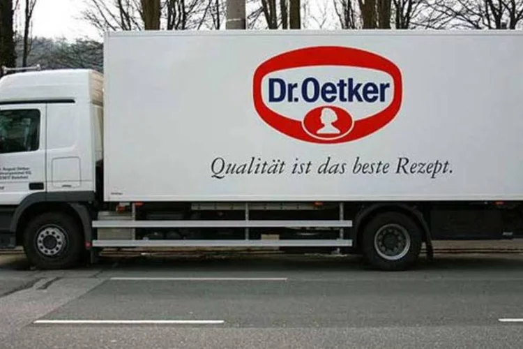 
	Caminh&atilde;o da Dr. Oetker: o patriarca morreu em 2007, deixando oito filhos de tr&ecirc;s casamentos e um imp&eacute;rio hoje avaliado em US$ 12 bilh&otilde;es
 (Frank Vincentz/Wikimedia Commons)
