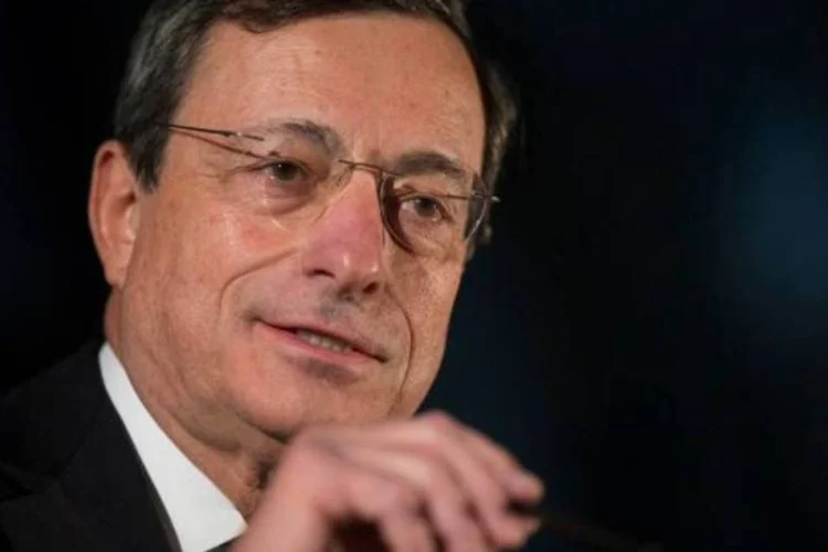 
	Mario Draghi: &quot;N&oacute;s permaneceremos particularmente atentos &agrave;s implica&ccedil;&otilde;es que essas evolu&ccedil;&otilde;es podem ter para a postura da pol&iacute;tica monet&aacute;ria&quot;
 (Thomas Peter/Reuters)