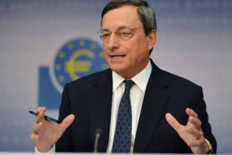 
	Mario Draghi fala com a imprensa em Frankfurt: Draghi demonstrou preocupa&ccedil;&atilde;o pelo elevado desemprego em alguns pa&iacute;ses, sobretudo, entre os jovens
 (Johannes Eisele/AFP)