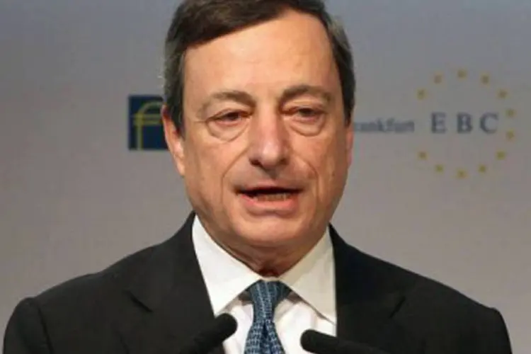 
	Draghi disse que a decis&atilde;o do banco de emitir uma &quot;meta futura&quot; foi feita devido a volatilidade do mercado, que surgiu ap&oacute;s o Fed divulgar no m&ecirc;s passado um plano para reduzir seus est&iacute;mulos
 (Daniel Roland/AFP)