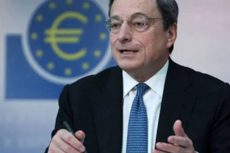 Draghi concede uma entrevista coletiva em Frankfurt: "A atividade econômica de uma maneira geral está fraca e deve permanecer assim no curto prazo", completou (©AFP / Daniel Roland)