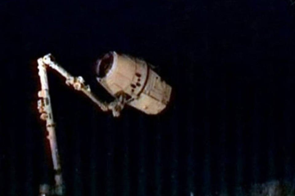 Braço robótico da ISS captura cápsula Dragon da SpaceX
