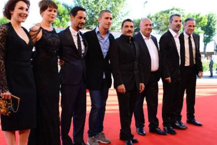 Atores e atrizes do drama "Anime Nere" no tapete vermelho do Festival de Veneza (Gabriel Bouys/AFP)